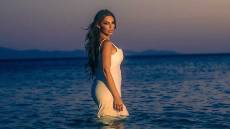 Κέλλυ Κελεκίδου: Τι εξομολογείται για το πρόβλημα που αντιμετώπισε στην οπτικοποίηση του «Μ’ Αγαπάς, Σ’ Αγαπώ» στην Τήνο