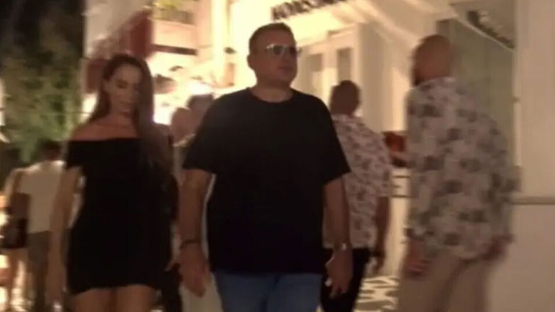 Γιώργος Λιάγκας & Μαρία Αντωνά: Βόλτα στα σοκάκια της Μυκόνου – Δείτε την αντίδρασή τους όταν είδαν την κάμερα