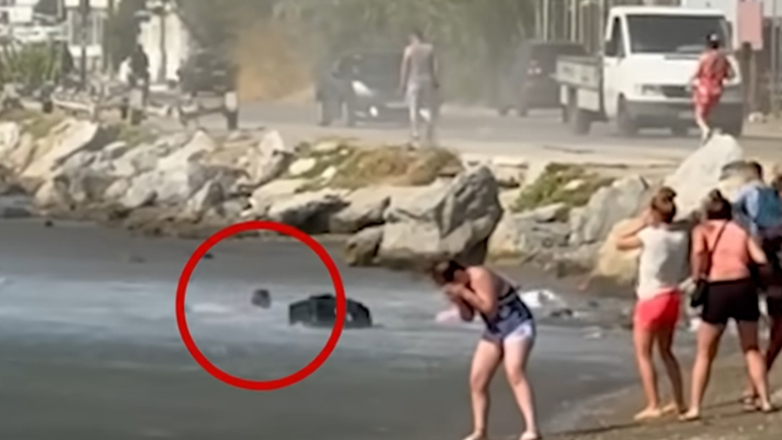 Βαλίτσες τουριστών εκτοξεύθηκαν στη θάλασσα από τις τουρμπίνες αεροπλάνου