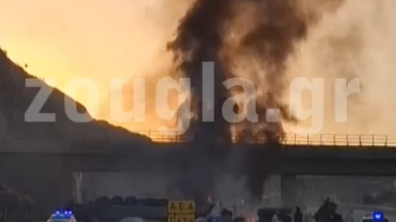 Νταλίκα τυλίχθηκε στις φλόγες στην Εθνική Αθηνών – Κορίνθου