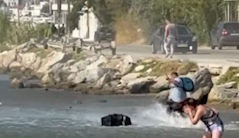 Σκιάθος: Βίντεο με τουρίστα να πέφτει στη θάλασσα από τις τουρμπίνες του αεροπλάνου Σκιάθος: Βίντεο με τουρίστα να πέφτει στη θάλασσα από τις τουρμπίνες του αεροπλάνου