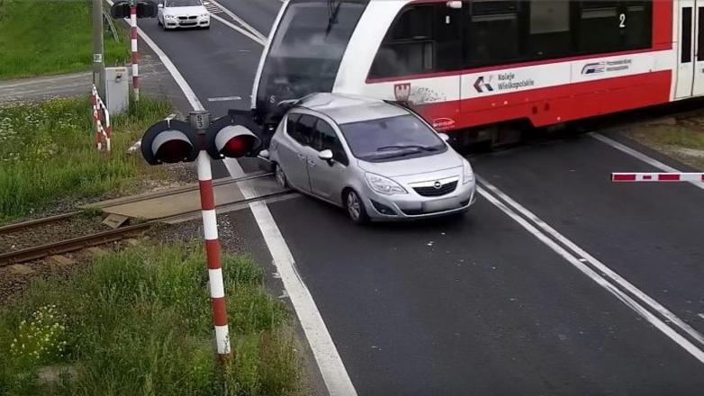 Πολωνία: Η στιγμή της σφοδρής σύγκρουσης τρένου με αυτοκίνητο