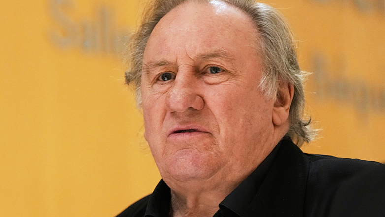 Ο Ζεράρ Ντεπαρντιέ θα δικασθεί στο Παρίσι για βιασμούς και σεξουαλικές επιθέσεις στη Σαρλότ Αρνού