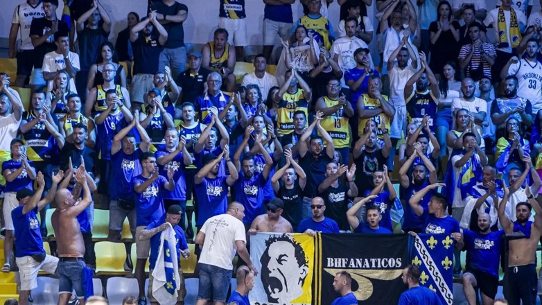 EuroBasket 2025: Βόσνιοι οπαδοί επιχείρησαν να κλέψουν ελληνική σημαία