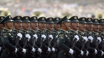 Ο στρατός της Κίνας έχει κάνει μια δραματική στροφή. Ο κόσμος παρακολουθεί