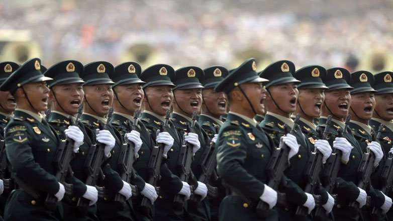 Ο στρατός της Κίνας έχει κάνει μια δραματική στροφή. Ο κόσμος παρακολουθεί