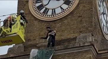 Διαδηλωτής με ένα σκύλο σκαρφάλωσε στον πύργο του ρολογιού στον σιδηροδρομικό σταθμό King’s Cross του Λονδίνου