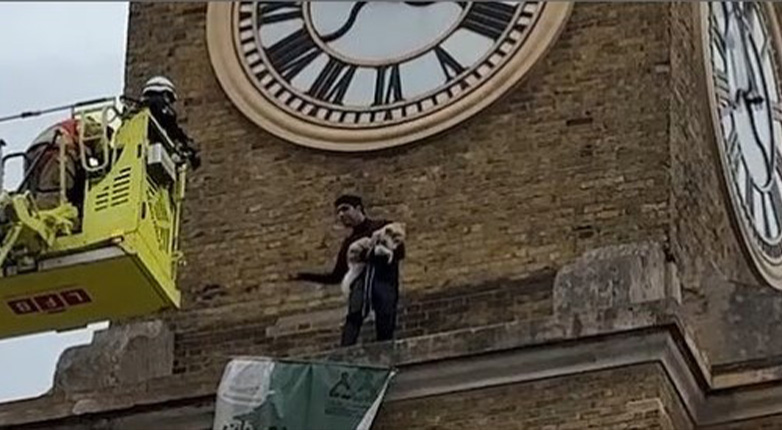 Διαδηλωτής με ένα σκύλο σκαρφάλωσε στον πύργο του ρολογιού στον σιδηροδρομικό σταθμό King’s Cross του Λονδίνου