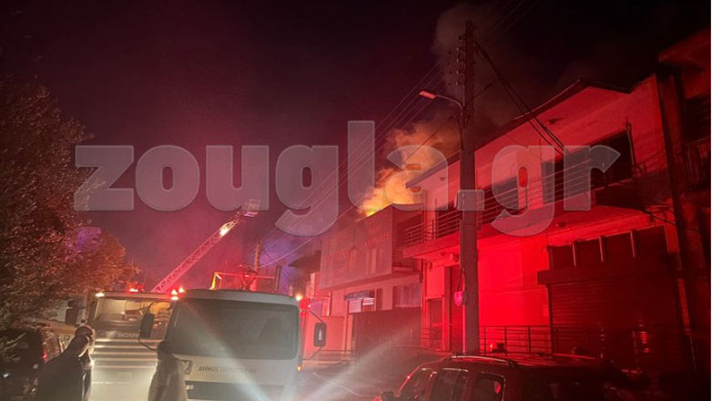 Βελτιωμένη η εικόνα της φωτιάς στο Περιστέρι – Τυλίχθηκε στις φλόγες επιχείρηση με λευκά είδη