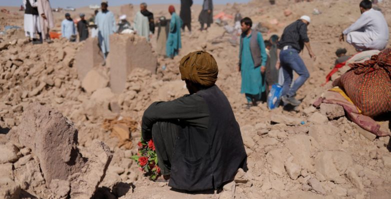 Μια ανθοδέσμη πάνω στα χαλάσματα Μια ανθοδέσμη πάνω στα χαλάσματα