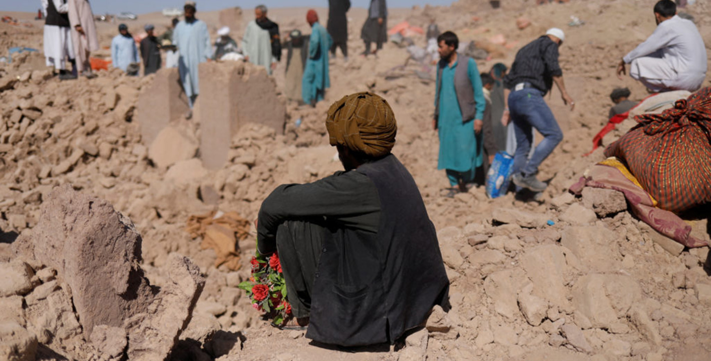 Μια ανθοδέσμη πάνω στα χαλάσματα