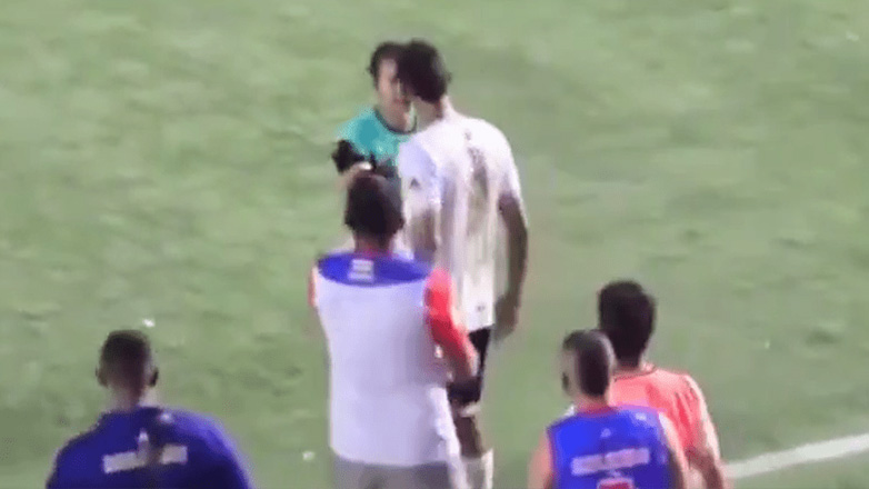 Ποδοσφαιριστής χαστούκισε γυναίκα διαιτητή όταν τον απέβαλε!