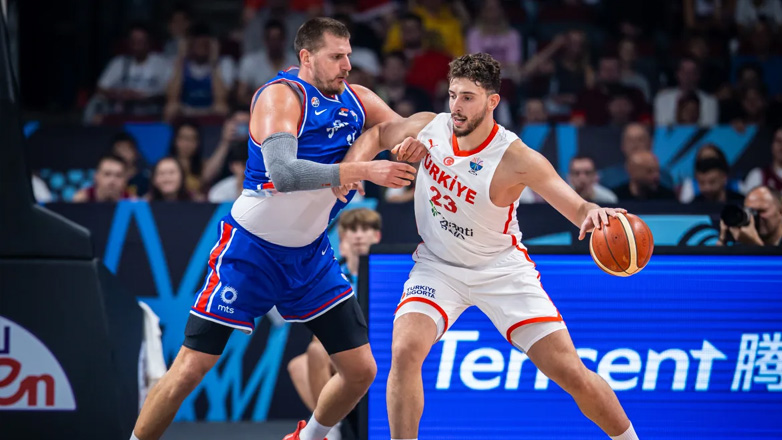 Ευρωμπάσκετ 2025: Θρίαμβος για την Τουρκία – Νίκησε με 95-90 τη Σερβία και τερμάτισε πρώτη στον όμιλο!