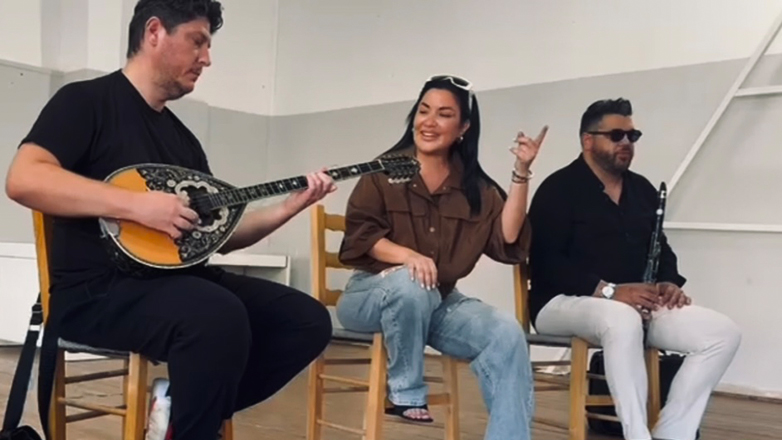 Ποια γνωστή λαϊκή τραγουδίστρια επισκέφθηκε τις φυλακές;