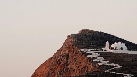 Ο γαλλικός Τύπος υμνεί τη Φολέγανδρο: «Ο μαγεμένος βράχος των Κυκλάδων»