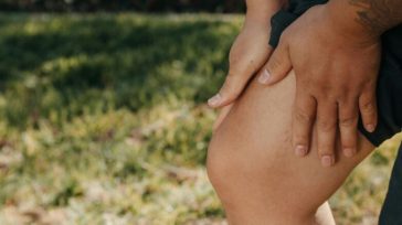 Πόνος στο γόνατο: Πότε είναι αθώος και πότε πρέπει να σας ανησυχήσει;