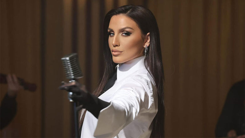 Ιουλία Καλλιμάνη: Θαμώνας της πέταξε πανέρι με λουλούδια στο πρόσωπο – Η αντίδρασή της