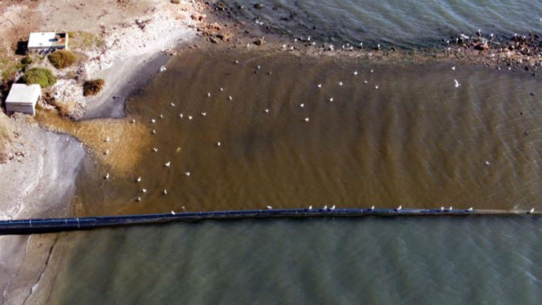 Ελλάδα: «Κολυμπώντας σε σκουπίδια και λάσπη»