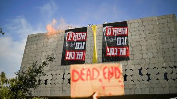 Ένταση και επεισόδια έξω από το σπίτι του Νετανιάχου