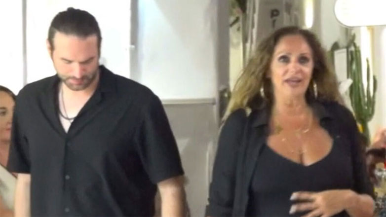 Βίκυ Κουλιανού: Σπάνια βραδινή έξοδος με το γοητευτικό μελαχρινό σύντροφό της στα Ματογιάννια – Βίντεο