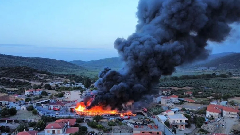 Υπό μερικό έλεγχο η πυρκαγιά σε ελαιοτριβείο στη Χαλκιδική