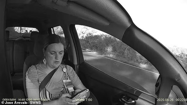 ΗΠΑ: Έγραφε μήνυμα στο κινητό με τα δύο της χέρια ενώ οδηγούσε και… τράκαρε – Βίντεο