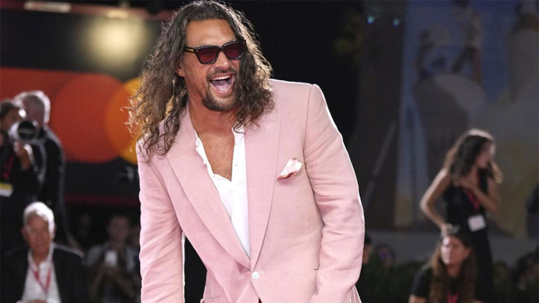 Jason Momoa: Η εμφάνιση του ηθοποιού στο Φεστιβάλ Βενετίας έγινε viral – Έβαψε μέχρι και τα νύχια των ποδιών του