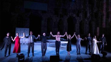 Ενθουσίασε το κοινό η «Αντιγόνη» σε σκηνοθεσία Θέμη Μουμουλίδη στο κατάμεστο Ηρώδειο