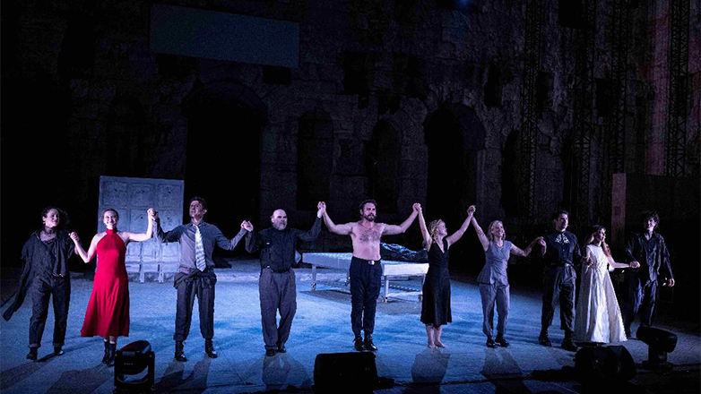 Ενθουσίασε το κοινό η «Αντιγόνη» σε σκηνοθεσία Θέμη Μουμουλίδη στο κατάμεστο Ηρώδειο