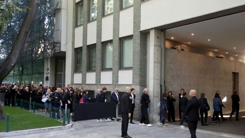 Σε λαϊκό προσκύνημα η σορός του Giorgio Armani στο Armani Teatro στο Μιλάνο