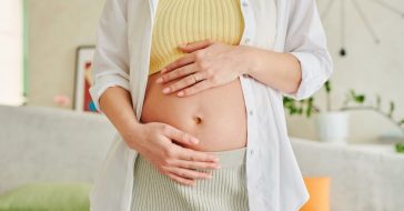 Εξωσωματική: Γονιδιακός έλεγχος εμβρύων για πιο γρήγορη εγκυμοσύνη, μετά τα 35