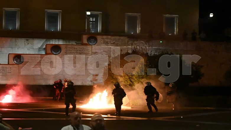 Ένταση στο Σύνταγμα μετά τη λήξη της συγκέντρωσης για τα Τέμπη