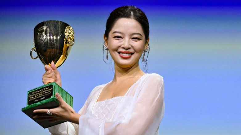 Φεστιβάλ Βενετίας: Στη Σιν Ζιλέι και τον Τόνι Σερβίλο τα βραβεία πρώτου γυναικείου και ανδρικού ρόλου