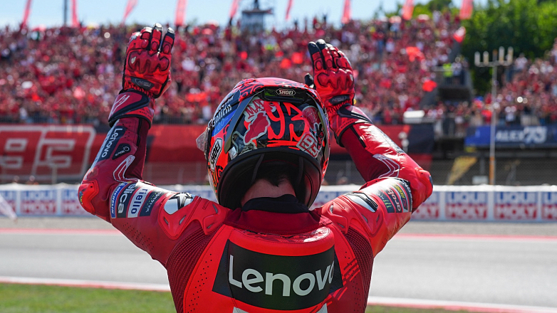 Ο Marc Marquez κερδίζει το MotoGP Sprint στην Βαρκελώνη, καθώς ο Alex Marquez πέφτει από την 1η θέση