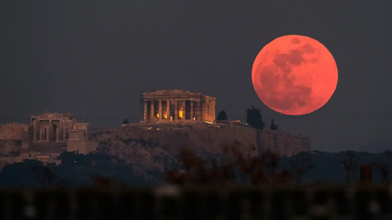 «Ματωμένο Φεγγάρι»: Μάγεψε η πανσέληνος του Σεπτεμβρίου