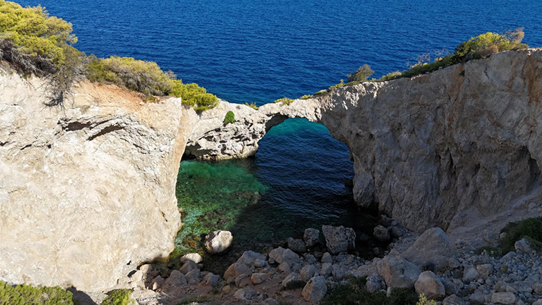 Σπηλιά της Φώκιας: Η κρυμμένη παραλία που δεν την βλέπει ποτέ ο ήλιος Σπηλιά της Φώκιας: Η κρυμμένη παραλία που δεν την βλέπει ποτέ ο ήλιος