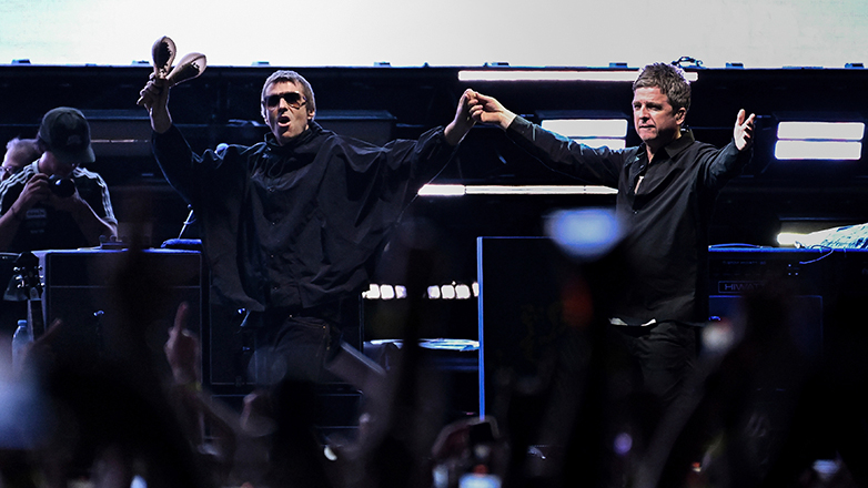 Oasis: Πολ ΜακΚάρτνεϊ και Μπίλι Άιλις παρακολούθησαν τη συναυλία του θρυλικού συγκροτήματος στο Λος Άντζελες