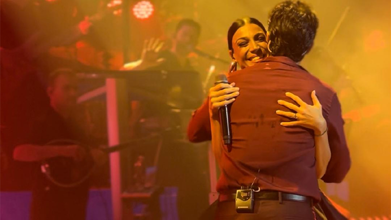 Η Ήβη Αδάμου αποθεώθηκε στη Θεσσαλονίκη δίπλα στον Νίκο Οικονομόπουλο – Εικόνες και βίντεο