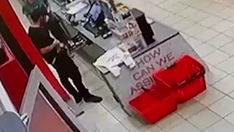 Βίντεο ντοκουμέντα από τη δράση του 32χρονου που «άδειαζε» καταστήματα στην Αττική