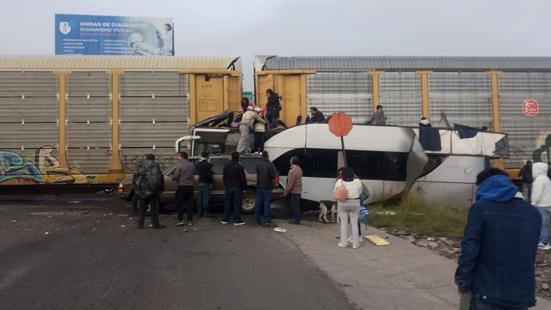 Μεξικό: Τρένο παρέσυρε διώροφο λεωφορείο – Τουλάχιστον 10 νεκροί και 61 τραυματίες