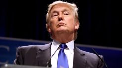 Ο Τραμπ κρύβει τις πολιτικές του αδυναμίες μέσω της αλαζονικής του ρητορικής λέει το CNN