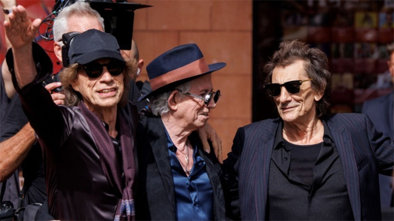 Βιβλίο με αυτόγραφα των Beatles και των Rolling Stones πωλείται σε δημοπρασία