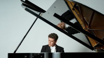 Η Κρατική Ορχήστρα Αθηνών ακύρωσε τη συναυλία του πιανίστα Ντένις Ματσούεφ γιατί… είναι φίλος του Πούτιν