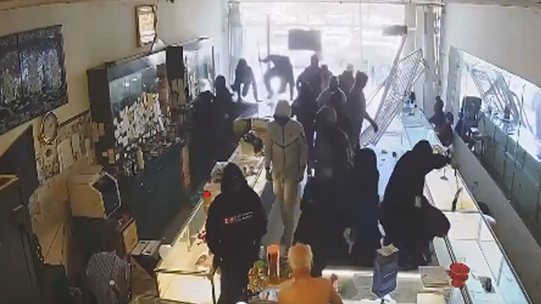 Σοκαριστικό βίντεο: Ληστές χτυπούν στο κεφάλι ιδιοκτήτη κοσμηματοπωλείου