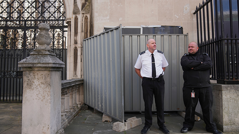 Νέο έργο του Banksy στα Δικαστήρια του Λονδίνου – Καλύφθηκε άμεσα και φρουρείται