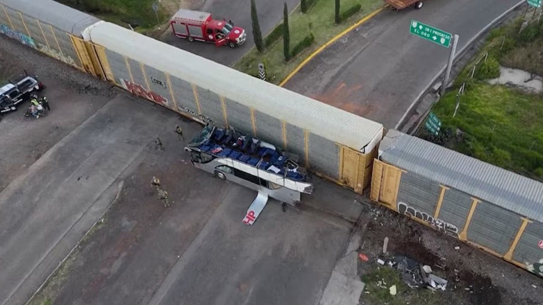 Μεξικό: Τουλάχιστον 10 νεκροί από σύγκρουση τρένου με διώροφο λεωφορείο