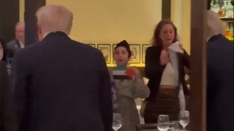 «Είσαι ο Χίτλερ της εποχής μας»: Αποδοκιμασίες κατά Τραμπ σε εστιατόριο