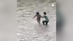 Βίντεο δείχνει διαδηλωτές να κυνηγούν τον υπουργό Οικονομικών του Νεπάλ, ο οποίος μπαίνει σε ποτάμι για να σωθεί