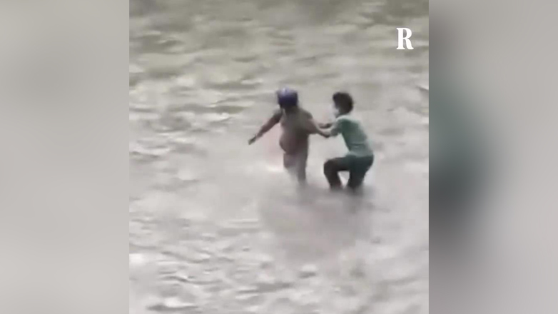 Βίντεο δείχνει διαδηλωτές να κυνηγούν τον υπουργό Οικονομικών του Νεπάλ, ο οποίος μπαίνει σε ποτάμι για να σωθεί