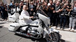 Ο Πάπας Λέων ΙΔ’ ΧΙV ευλόγησε μια μοτοσυκλέτα για καλό σκοπό!